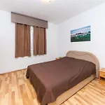 Casa de Férias Four-bedroom In Slatine