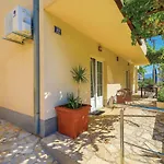 Casa de Férias Four-bedroom In Slatine